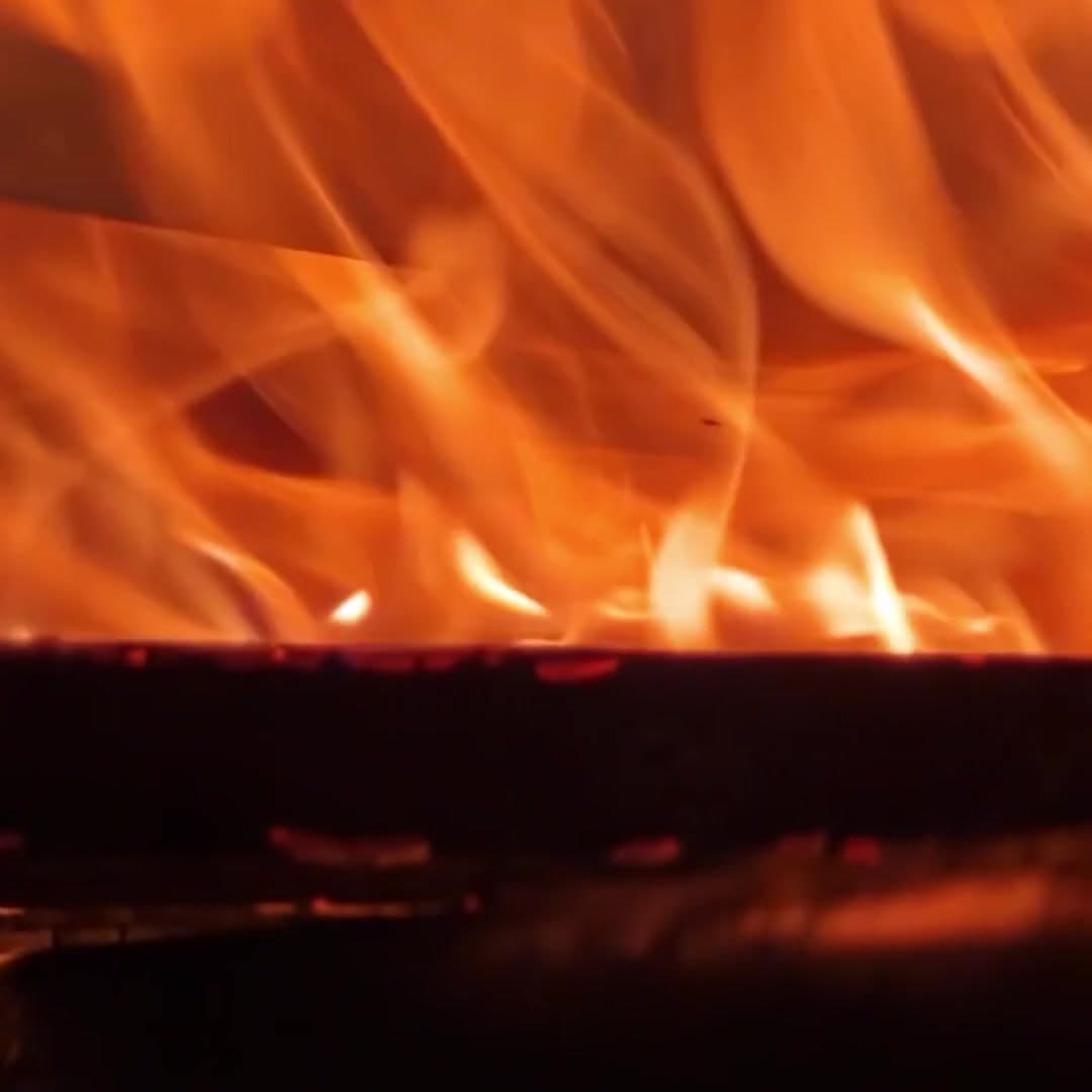 Flăcări pe suprafața carbonizată a unei scânduri Yakisugi